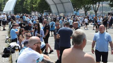 Aficionados del City en la Fan Zone de Oporto.