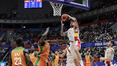 Juancho Hernangómez penetra a canasta.