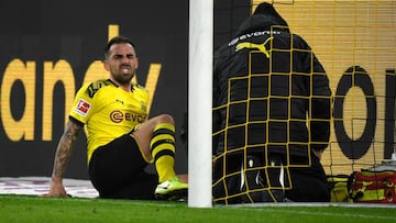 Alcácer se duele después de recibir un golpe en la rodilla izquierda durante el partido ante el Paderborn.