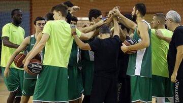 Los jugadores del Betis Energía Plus forman una piña.