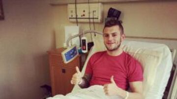Wilshere, sonriente pese a su lesión.