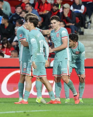 Los jugadores rojiblancos celebran el 1-0 de Julián Álvarez. 




