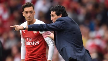 Unai Emery y Mesut &Ouml;zil, durante un partido con el Arsenal.