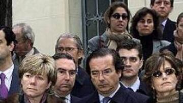 <b>TRISTEZA.</b> Miembros de la clase política, como la ministra de Educación y el Secretario de Estado para el Deporte (en la imagen), dirigentes y deportistas se han dado cita para dar el último adiós al ex presidente del COE.