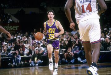 Mximo asistente de la historia de la Liga (gobern la estadstica en 9 de sus 19 temporada en la NBA), John Stockton tuvo el mismo problema que Karl Malone: los Chicago Bulls. En 1997, en las finales de Conferencia, meti la que seguramente sea la canasta ms importante de su carrera. Un triple para clasificar a Utah Jazz a las primeras Finales de su historia eliminando a unos Rockets dos veces campeones. Pero tanto ese a?o como el siguiente no pudieron acabar con Jordan y compa?a. Uno de los mejores bases de siempre se qued con la miel en los labios.