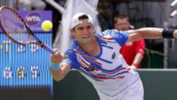 David Ferrer devuelve la bola durante el partido de cuarta ronda del Abierto de Miami (Masters 1.000) que disput&oacute; contra el japon&eacute;s Kei Nishikori.