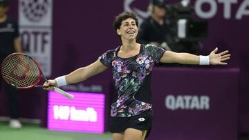 Carla Su&aacute;rez celebrates after winning the Qatar Open. 