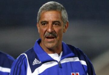 El Lulo se hizo cargo de la U, luego de la salida de Arturo Salah al Monterrey. Obtuvo dos títulos con los azules (1994-1995) y después su carrera no ha tenido grandes éxitos.