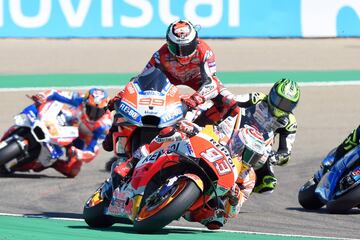 Jorge Lorenzo perdió el control de su moto en la primera curva del Gran Premio Premio de Aragón y abandonó la carrera tras una aparatosa caída. 