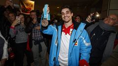 Javier Fern&aacute;ndez posa con la medalla de bronce conseguida en los Juegos Ol&iacute;mpicos de Invierno de Pyeongchang a su llegada al Aeropuerto de Barajas.