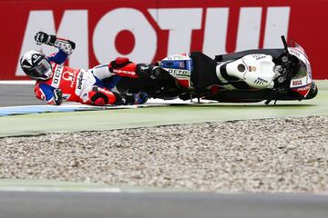 Scott Redding se va al suelo. 