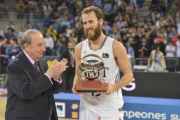 Sergio Rodríguez con el trofeo MVP.