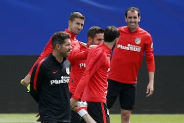 Simeone, junto a sus jugadores en un entrenamiento