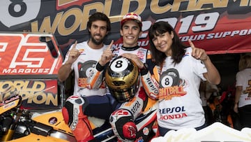 M&aacute;rquez con B&aacute;rbara Bertrand y Germ&aacute;n S&aacute;nchez, de Repsol.