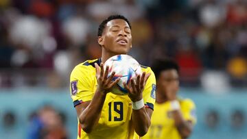 GR2157. DOHA (CATAR), 29/11/2022.- Gonzalo Plata de Ecuador reacciona hoy, en un partido de la fase de grupos del Mundial de Fútbol Qatar 2022 entre Ecuador y Senegal en el estadio Internacional Jalifa en Doha (Catar). EFE/ Esteban Biba