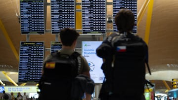 Dos personas observan las pantallas de información en el aeropuerto Adolfo Suárez Madrid-Barajas durante la primera operación salida del verano 2025, a 27 de junio de 2025, en Madrid (España). Aena estima que las aerolíneas han programado casi 1,4 millones de operaciones de aterrizaje y despegue en los aeropuertos españoles durante toda la temporada de verano 2025 (del 30 de marzo al 25 de octubre), lo que supone un incremento del 1,2% respecto a 2024.
27 JUNIO 2025;OPERACIÓN;SALIDA;AEROPUERTO;AVIONES;RECURSOS;VERANO
Alejandro Martínez Vélez / Europa Press
27/06/2025