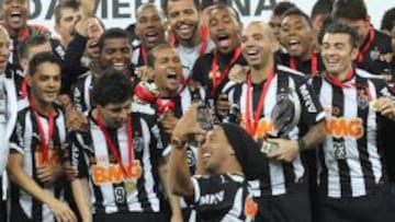 Los jugadores del Atl&eacute;tico Mineiro celebran el t&iacute;tulo con Ronaldinho a la cabeza