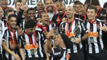 Los jugadores del Atlético Mineiro celebran el título con Ronaldinho a la cabeza