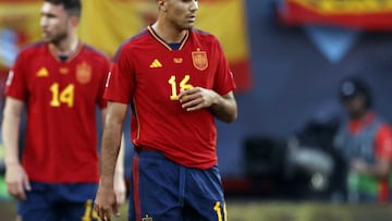 Enschede (Netherlands), 15/06/2023.- (lr) Gavi of Spain, Aymeric Laporte of Spain, Rodrigo Hernandez of Spain disappointed after the 1-1 during the UEFA Nations League semi-final match between Spain and Italy at Stadion De Grolsch Veste in Enschede, Netherlands, 15 June 2023. (Italia, Países Bajos; Holanda, España) EFE/EPA/MAURICE VAN STEEN