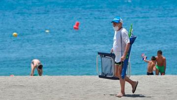 Multas de 100 euros por no llevar mascarilla en la playa o la piscina
