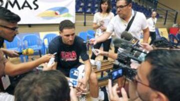 Klay Thompson, atendiendo a la prensa tras el entrenamiento.
