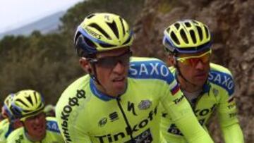 Alberto Contador arropado por su equipo durante la disputa de la tercera etapa