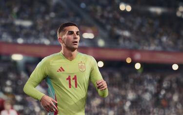 En el caso de la equipación visitante, Álvaro Morata y Ferrán Torres, han sido los encargados de ceder su imagen para presentarla.