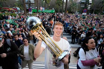 La plantilla de Unicaja celebra por las calles de Mlaga y con su aficin el ttulo de Copa del Rey conseguido al ganar al Real Madrid en la final.