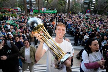 La plantilla de Unicaja celebra por las calles de Málaga y con su afición el título de Copa del Rey conseguido al ganar al Real Madrid en la final.