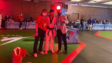El taekwondista español Joan Jorquera posa tras una competición.