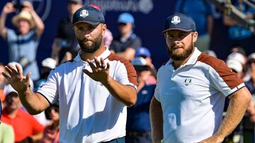 Rome (Italy), 30/09/2023.- Jon Rahm (L) and Tyrrell Hatton (R) of Team Europe react during their Foursomes match on the second day of the 2023 Ryder Cup golf tournament in Guidonia, near Rome, Italy, 30 September 2023. (Italia, Roma) EFE/EPA/ETTORE FERRARI
