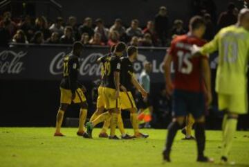 Los jugadores celebran el 0-3 de Carrasco. 