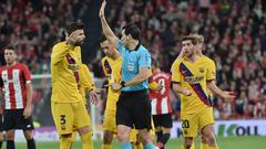 Piqu&eacute; discute con el &aacute;rbitro durante el partido de San Mam&eacute;s.