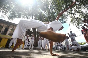 Se trata de una de las disciplinas más curiosas en el mundo, ya que a pesar de ser una danza, también es considerado un arte marcial por los movimientos que realiza de acuerdo con la música que se escucha y que combina ciertos elementos de lucha como patadas y golpes con el puño. De acuerdo con muchas teorías, esta fue creada en Brasil por los esclavos.