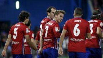 Los jugadores del Atlético rodena al goleador Griezmann.