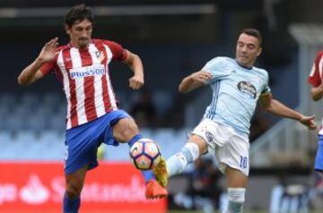 Stefan Savic lucha por el balón con Iago Aspas.