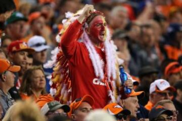 Otro al que se le ha quedado cara de guiri en su tercer día tostandose al sol en Benidorm es este hincha de los Chiefs. Debió congestionarse por el severo palizón que su equipo le infringió a los Broncos.