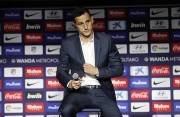 Presentación de Kalinic como nuevo jugador del Atlético de Madrid.