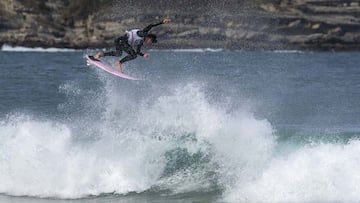 El surfista c&aacute;ntabro Luis Bolado realizando un a&eacute;reo en la competici&oacute;n de surf, skate y snowboard OA2 FuSSSion by Plea 2022, celebrada en la playa de El Sardinero, Santander (Cantabria, Espa&ntilde;a) el s&aacute;bado 12 de marzo del 