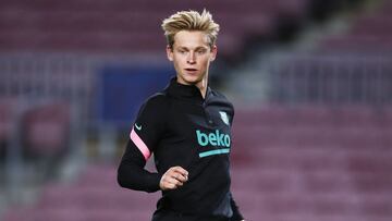 Frenkie de Jong calentando con el Barcelona.