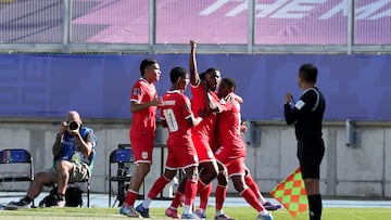AMDEP4692. VALPARAÍSO (CHILE), 30/09/2025.- Jugadores de Panamá celebran un gol este martes, en una partido de la Copa Mundial Sub-20 entre Panamá y Ucrania en el estadio Elías Figueroa Brander en Valparaiso (Chile). EFE/ Adriana Thomasa