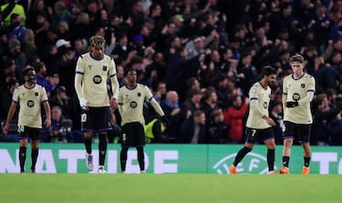 Los jugadores del Barcelona tras recibir uno de los goles del Chelsea.