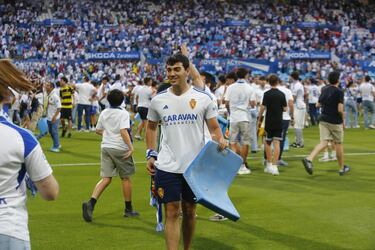 Miles de aficionados invaden el campo en busca de un último recuerdo. 