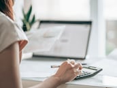 Buenas noticias para miles de españoles: estos son los que se podrán deducir 100 euros en el IRPF de la Renta 2025-26