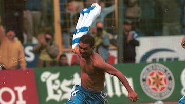 ALEGRIA DE DJALMINHA DEL DEPORTIVO DE LA CORUÑA QUITANDOSE LA CAMISETA DESPUES DE MARCAR UN GOL, Y COMO CONSECUENCIA LE EXPULSARON AL SER LA SEGUNDA TARJETA AMARILLA EN EL PARTIDO CONTRA EL ZARAGOZA   FOTO: JESUS SANCHO