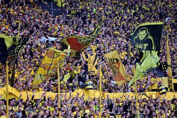 El estadio del Borussia de Dortmund, Signal Iduna Park, es uno de los feudos más famosos y con mayor ambiente de Europa. Situado en la ciudad de Dortmund, en el estado federado de Renania del Norte-Westfalia, al oeste de Alemania. Es el quinto estadio más grande de Europa, y el tercer hogar más grande de un club europeo de primer nivel después del Camp Nou y el Estadio Santiago Bernabéu.