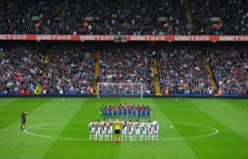 Minuto de silencio para conmemorar el 25 aniversario del desastre de Hillsborough antes del partido de la Premier League entre el Crystal Palace y Aston Villa en Selhurst Park.