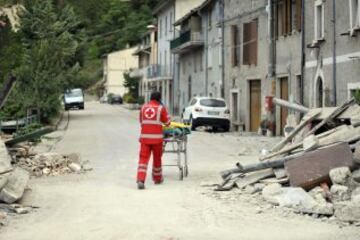 ITA37 PESCARA DEL TRONTO (ITALIA) 24/08/2016.- Un trabajador de la Cruz Roja italiana lleva una camilla delante de los escombros de un edificio en Pescara del Tronto, cerca de la localidad de Arquata del Tronto, en la provincia de Ascoli Piceno, región de Marche, en el centro de Italia, hoy, 24 de agosto de 2016. Al menos 19 personas han fallecido y hay decenas de heridos tras el terremoto de 6 grados en la escala Richter que ha sacudido el centro de Italia esta madrugada, según informó la televisión pública RAI. EFE/Cristiano Chiodi