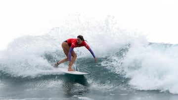 Melania Suárez surfeando en Tenerife