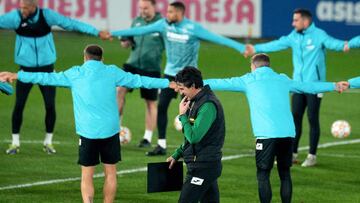 Villarreal&#039;s Spanish coach Unai Emery (C) walks past his players during a training session at the Ciudad Deportiva Villarreal in Vila-Real on November 22, 2021, on the eve of their UEFA Champions league Group F football match against Manchester Unite